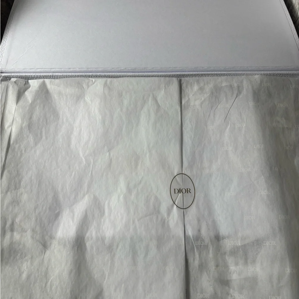 Dior Beauty Platinum gift- train case, head band, hand towel - Picture 5 of 13